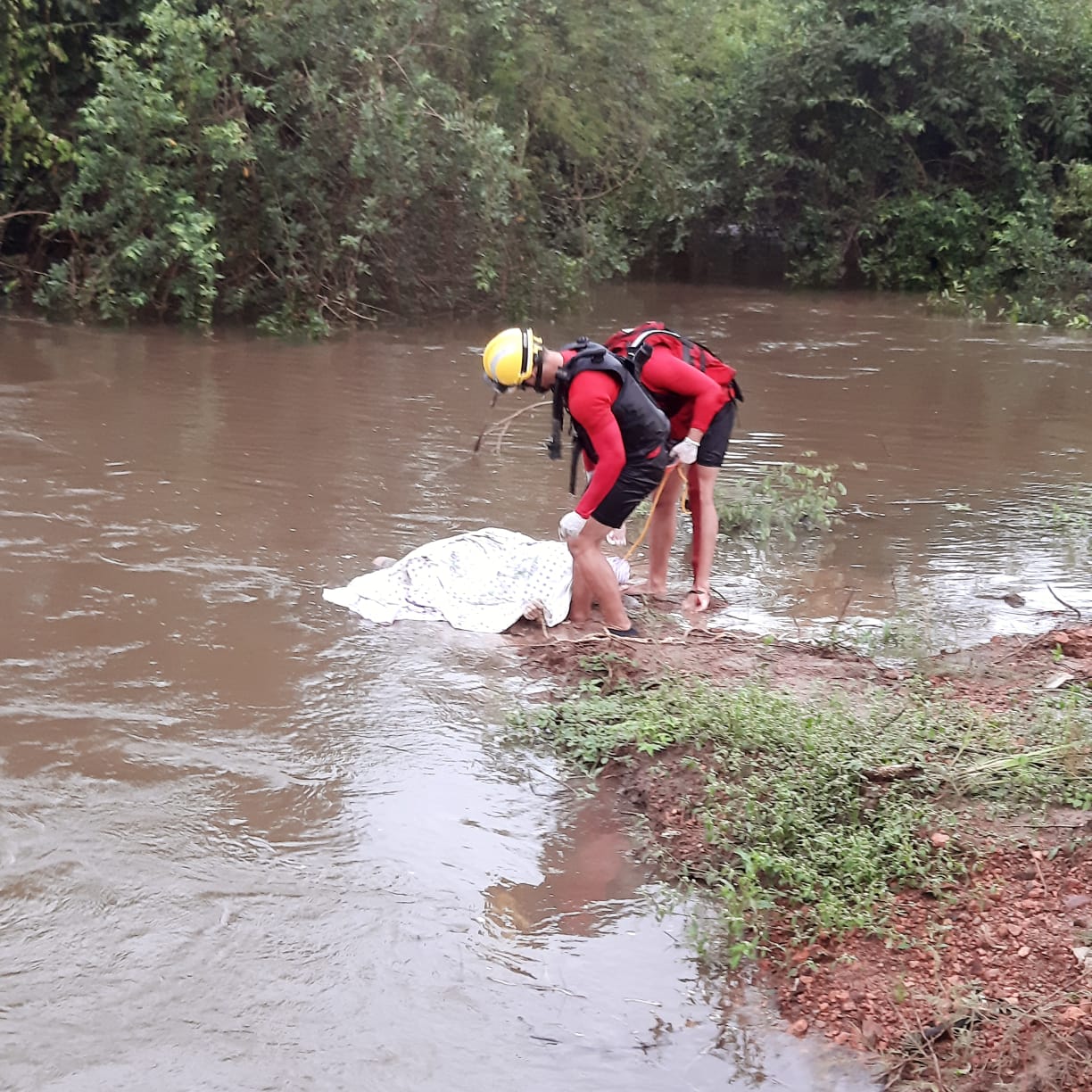 Corpo de jovem foi resgatado em rio